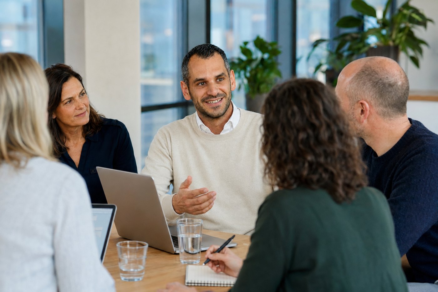 Tom Wehrens in gesprek met een team over praktische AI-oplossingen